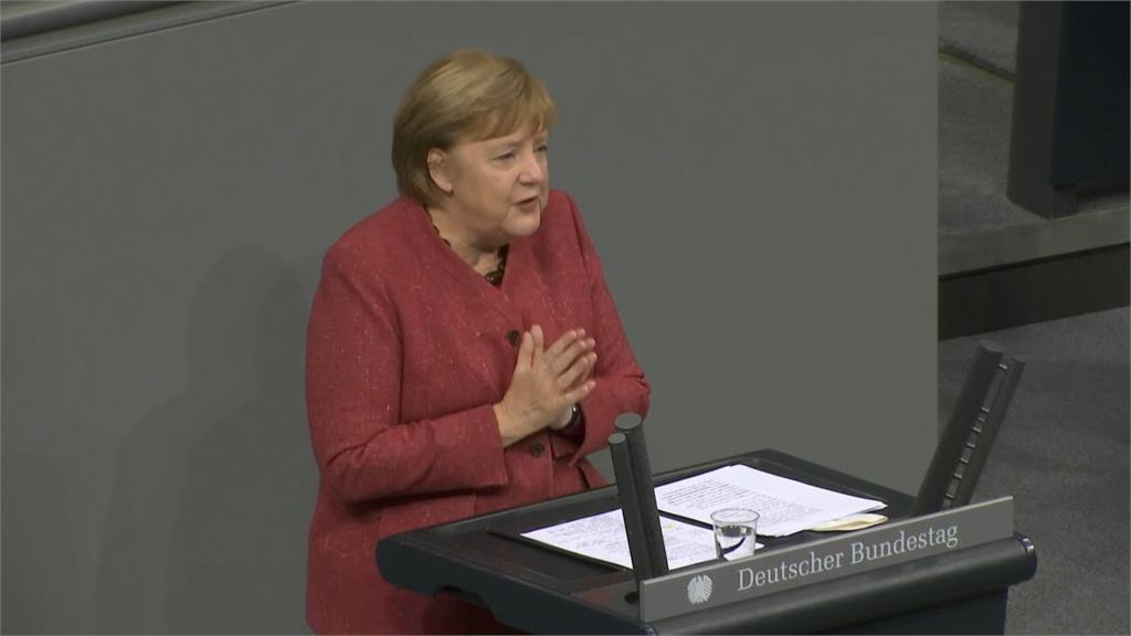 德國總理梅克爾雙手合十，彷彿向人民誠懇請求。圖：台視新聞