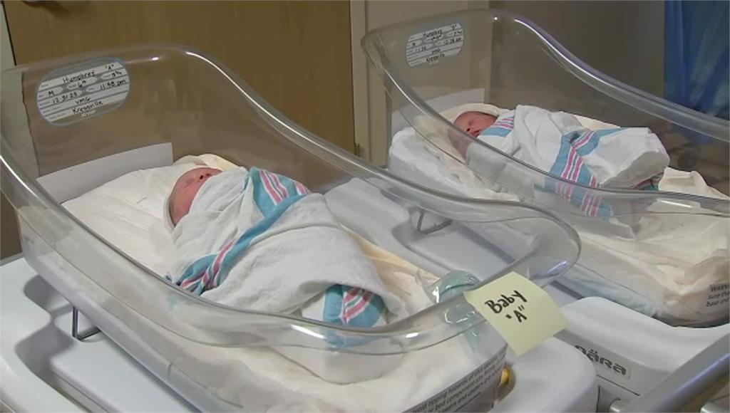 美國紐澤西州一名媽媽產下一對雙胞胎，但生日年份及日期都不同。圖／CNN