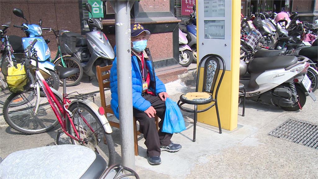 附近居民不捨老人家候車久站，主動搬來椅子。圖／台視新聞
