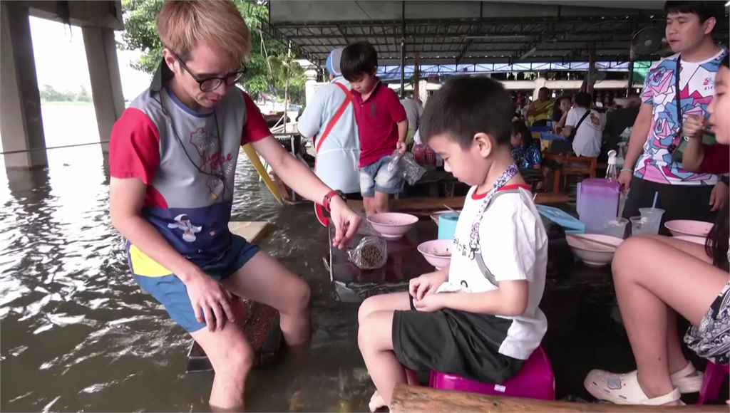 泰國「泡腳麵攤」，在大雨災情中逆勢賺錢。圖／路透社、美聯社
