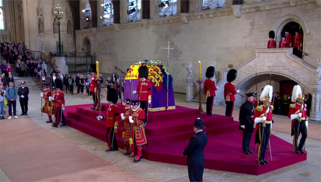 英國女王伊莉莎白二世（Queen Elizabeth II）的靈柩移靈西敏廳，開放民眾瞻仰。圖／路透社