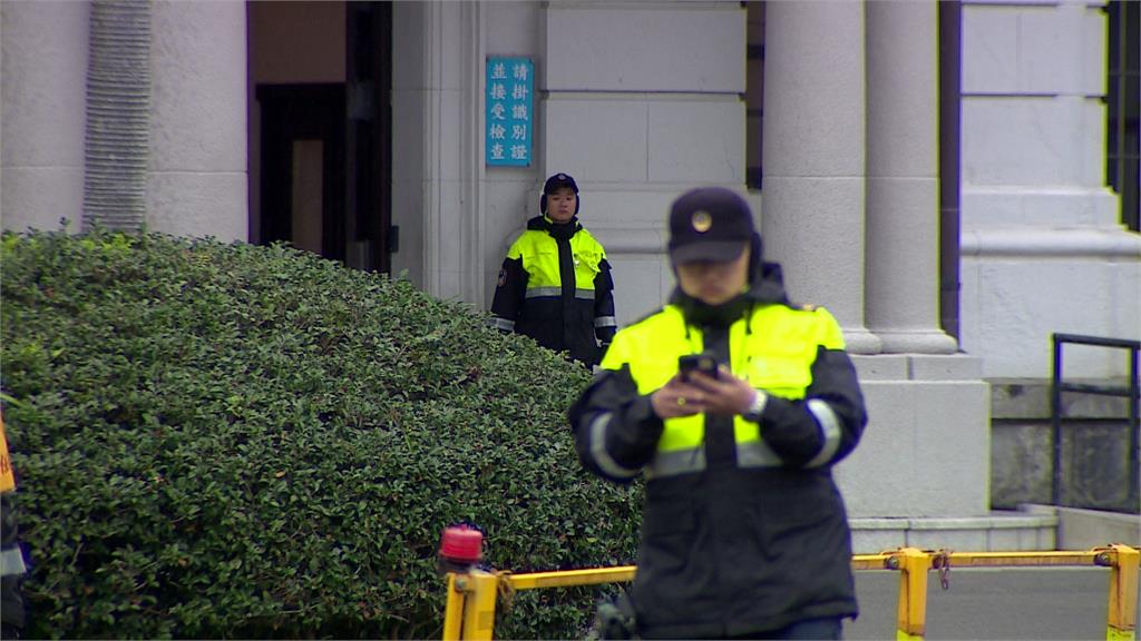 稱「上帝要我殺中國共產黨」！男持刀闖總統府前 遭警、憲兵壓制逮捕