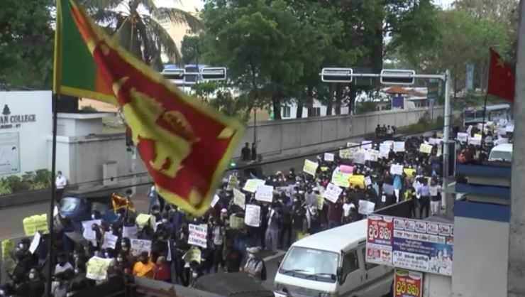 斯里蘭卡民眾上街抗議。圖／翻攝自AP Direct
