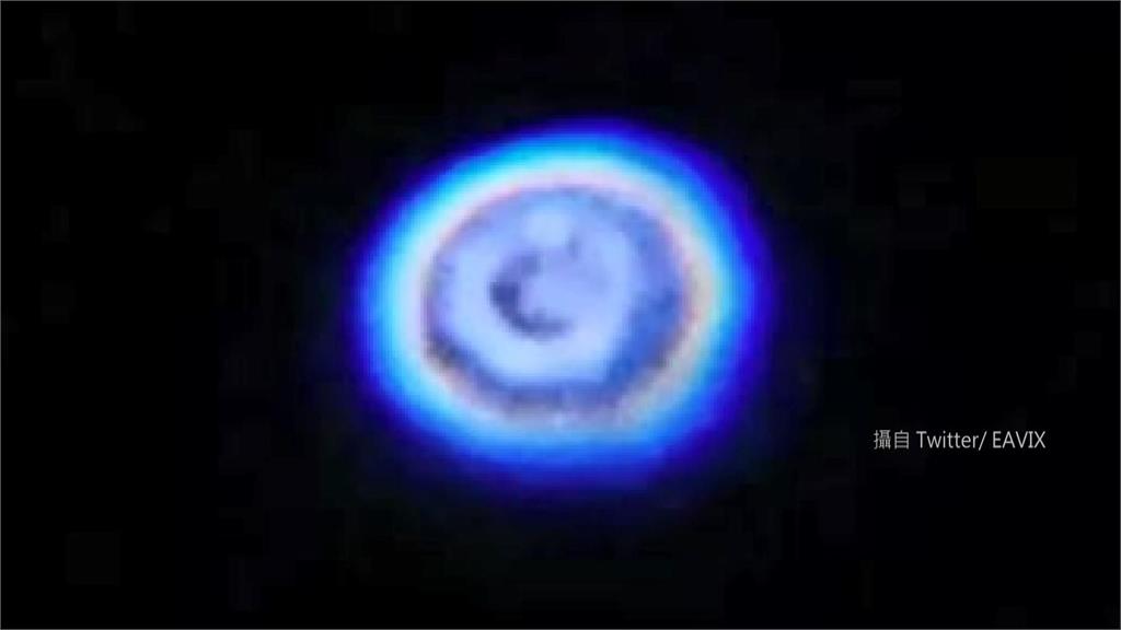 瑞士蘇黎世一名攝影師拍到一個發出藍光的同心圓飛行物。圖／翻攝自Twitter @EAVIX