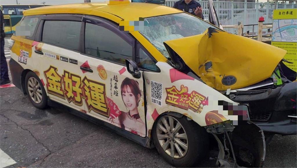 計程車自撞電線桿，車頭全毀。圖／台視新聞
