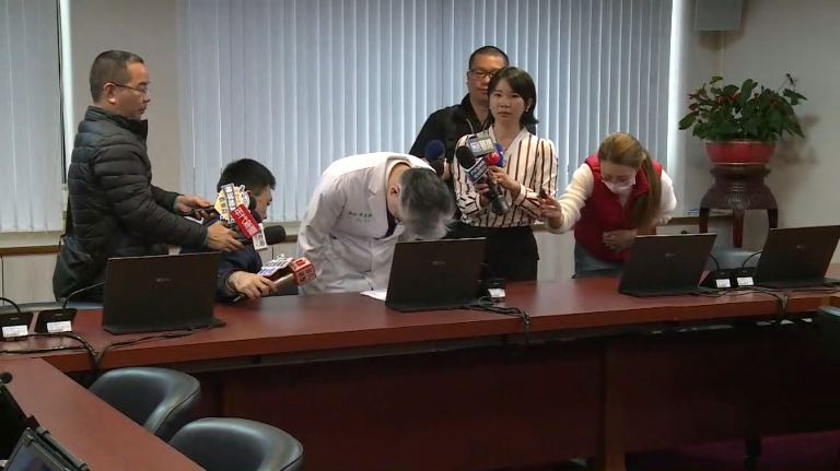 放任廠商「代開刀」2醫師各100萬交保、記大過一次 中榮院方致歉 