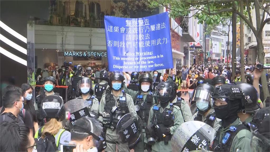 香港民眾24日發起「反惡歌法大遊行」上街抗議。圖：台視新聞