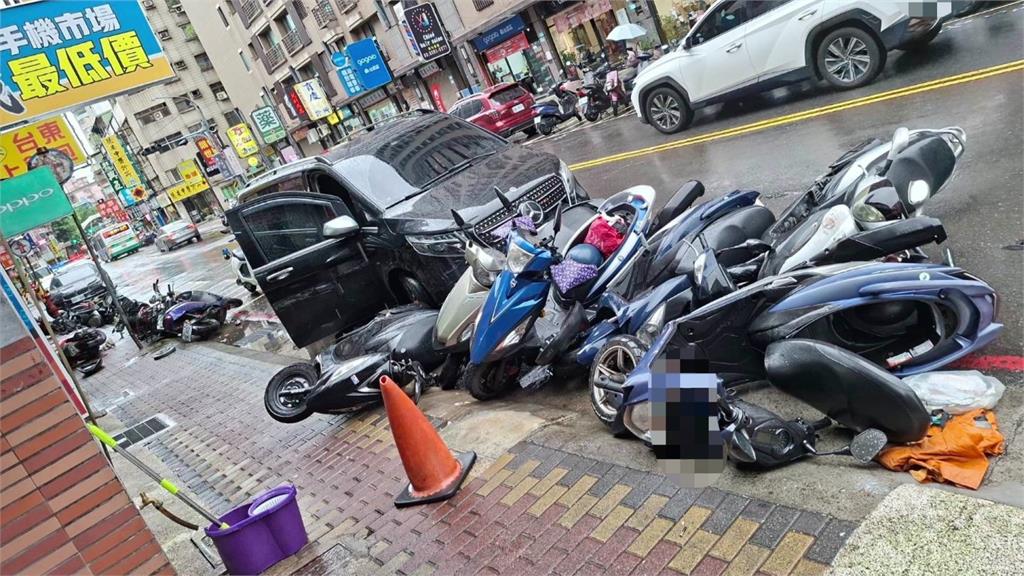 毒駕上路釀禍 新北休旅車猛撞路邊13機車1轎車