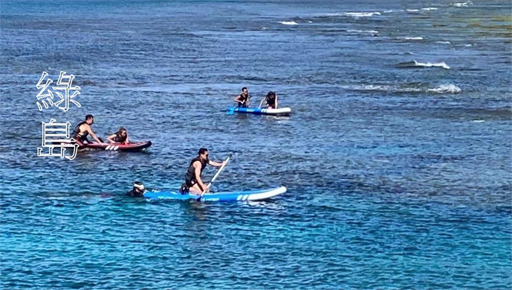 12名遊客到綠島玩SUP立槳，被強風吹到外海體力不支，所幸被漁船發現獲救。圖／台視新聞