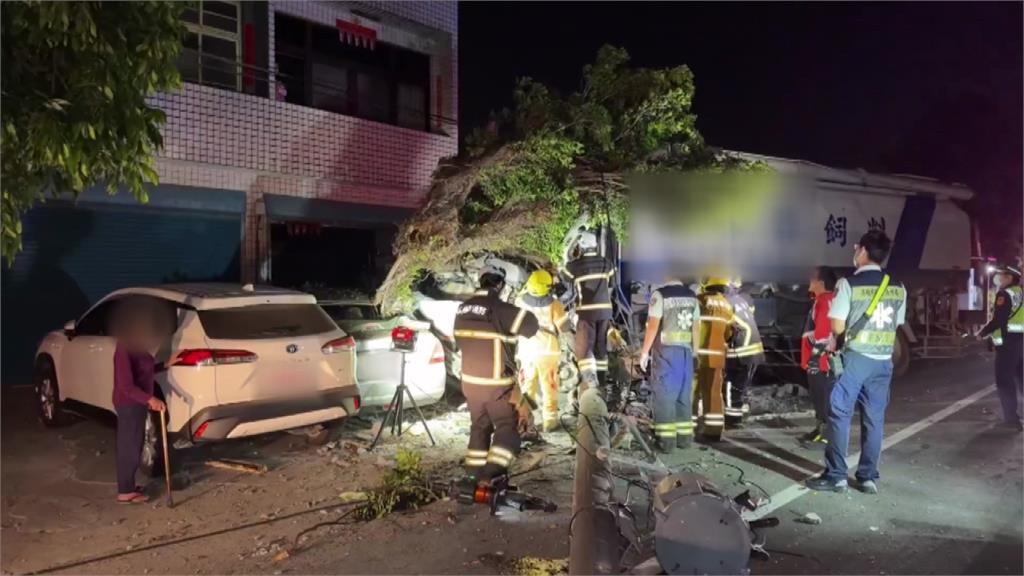 高雄大貨車自撞電杆、民宅！周邊住戶大停電  駕駛不治