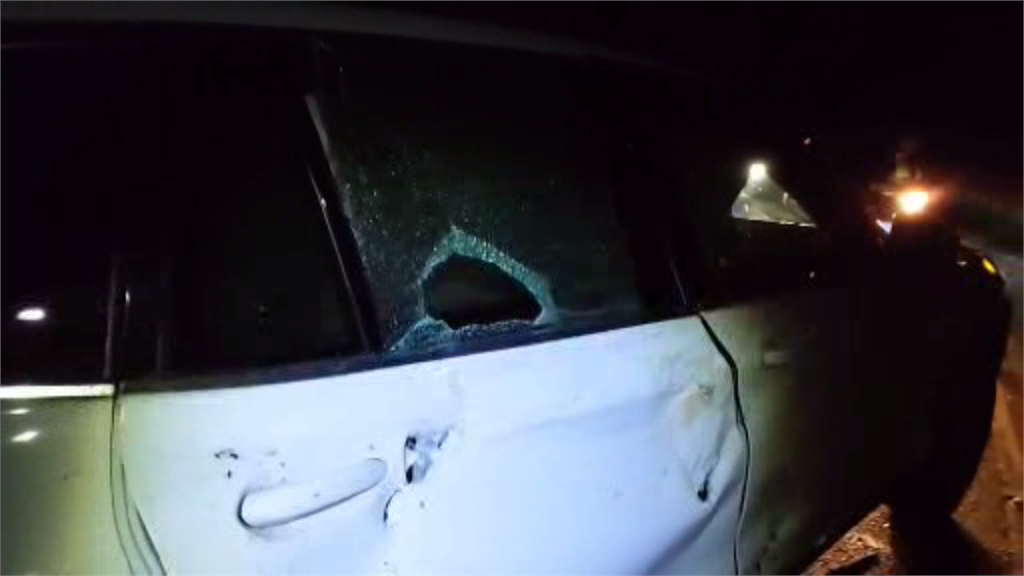 車輛遭落石砸中，車窗破了一個大洞。圖／台視新聞