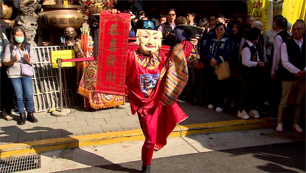 初五迎財神！松山霞海城隍廟發2萬個錢母 抽國家經濟籤「上上籤」