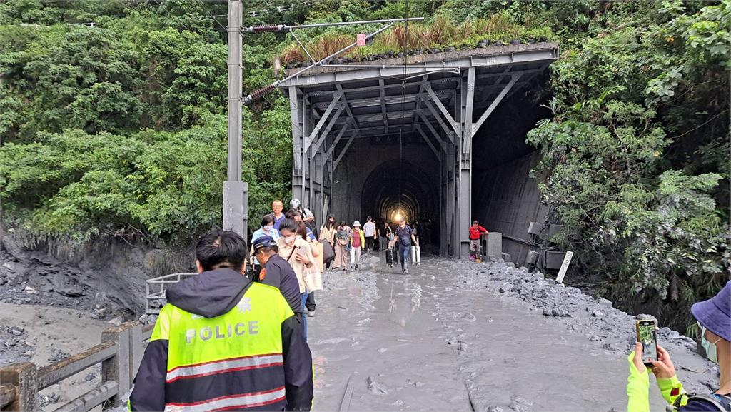 新自強號撞落石出軌卡隧道！　逾500旅客「走泥濘...