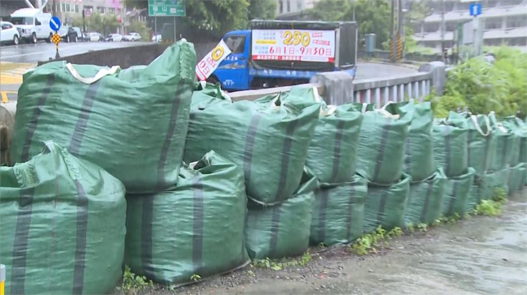 烏來風雨增強 國軍進駐堆太空包防淹水