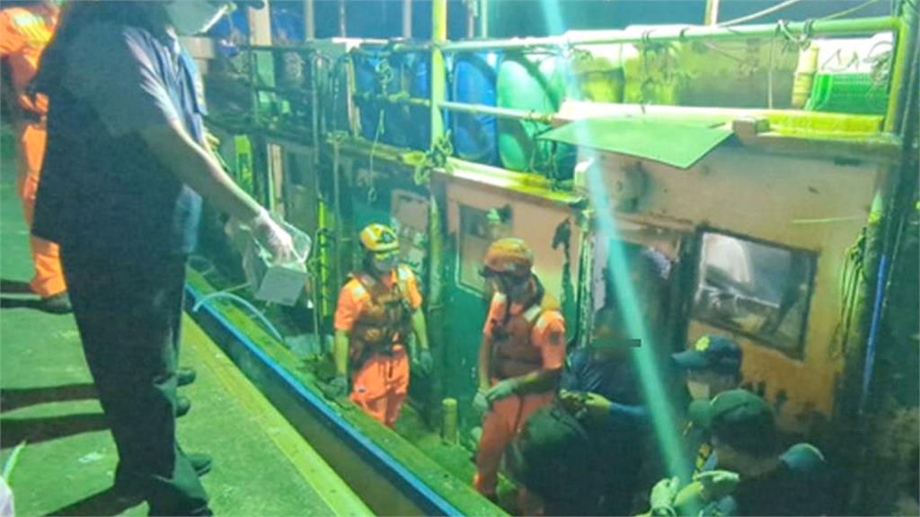 宜蘭海巡破獲人蛇集團載24人偷渡。圖／海巡署提供