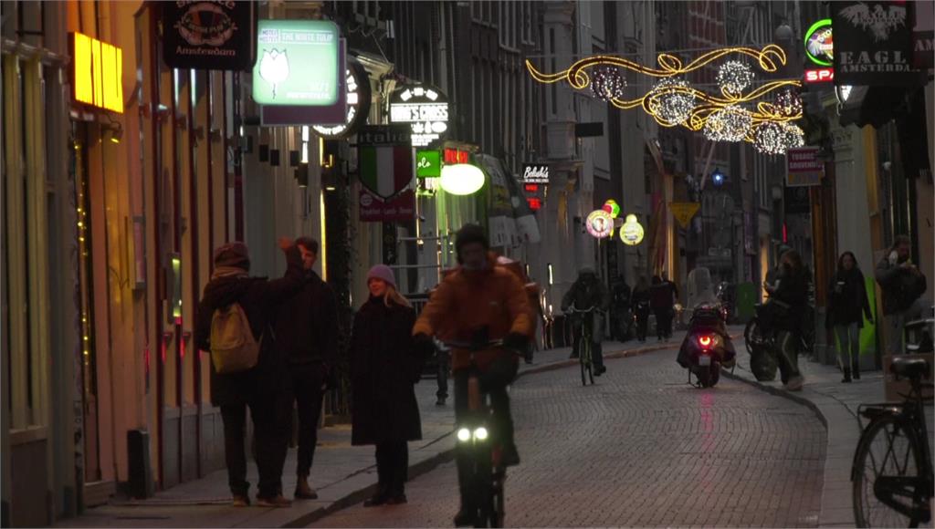 耶誕假期將至，阿姆斯特丹街頭因新冠疫情影響，人潮稀落。圖：翻攝自AP