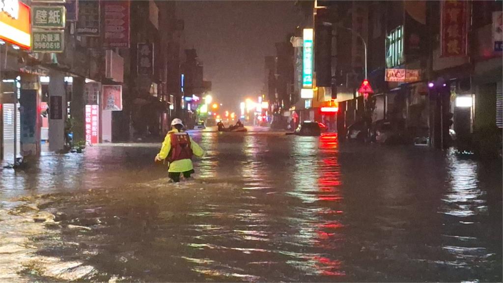 分不清是雨還是淚...蘇澳暴雨水淹一樓高 居民漏夜撤離家園