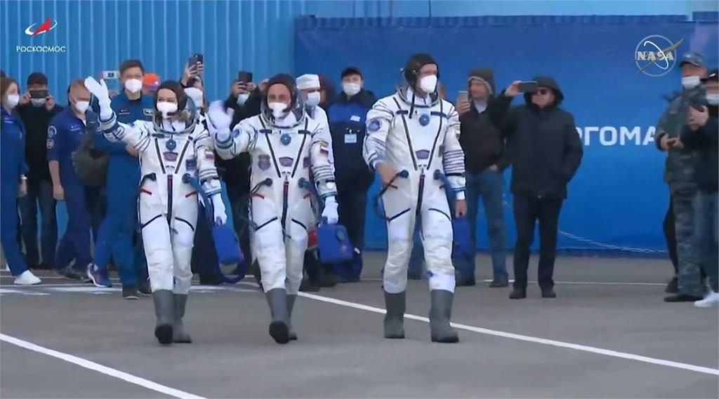俄羅斯女星和導演登上太空站拍攝電影。圖／翻攝自AP Direct