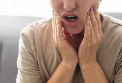 牙齒在搖就一定保不住？醫解析搖動分三級 「這樣做」可先自我判斷