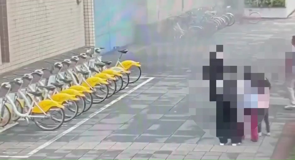 忠孝復興站旁變電站爆炸瞬間！劇烈震動後揚粉塵 下方6民眾含2童急逃