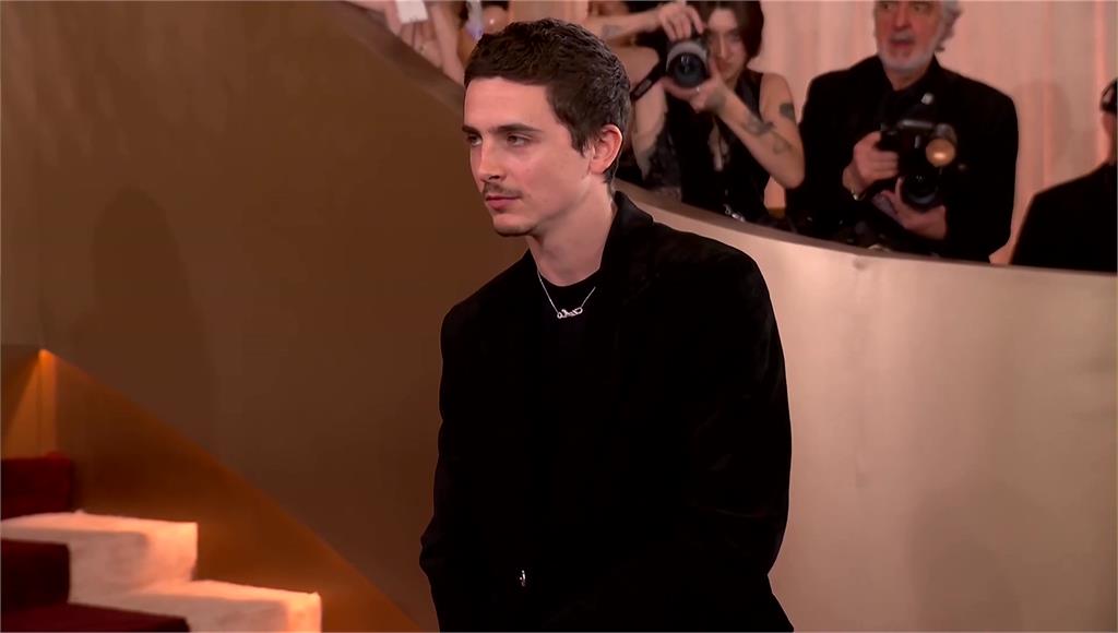 金球獎／「甜茶」打敗李奧納多奪影帝 紅遍全球《獵魔女團》獲2獎