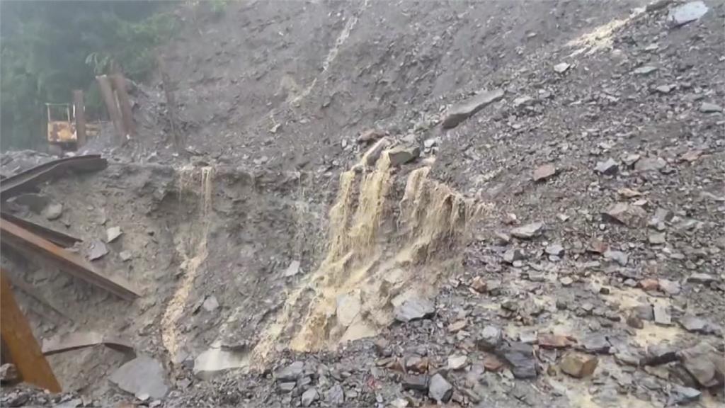 薔琵挾強降雨襲苗栗南庄！301農路驚傳路基掏空　山區交通受阻