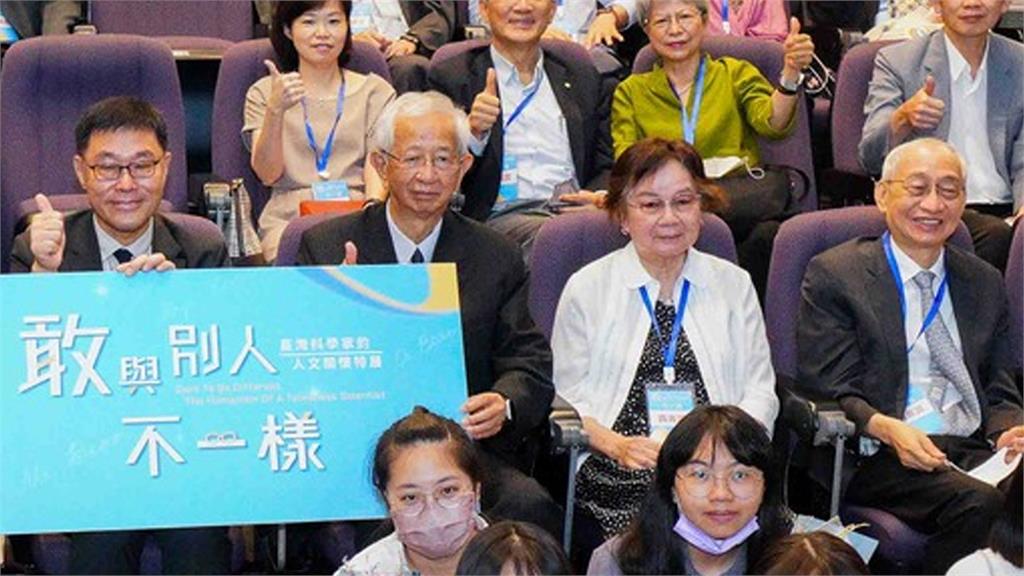 李遠哲與夫人吳錦麗在2022年共同出席活動。圖／翻攝自Facebook@NMTH100（資料畫面）