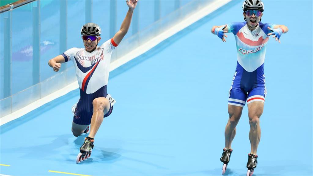 2023年亞運台灣隊黃玉霖（左）0.01秒壓線贏過南韓奪金。圖／中華奧會提供