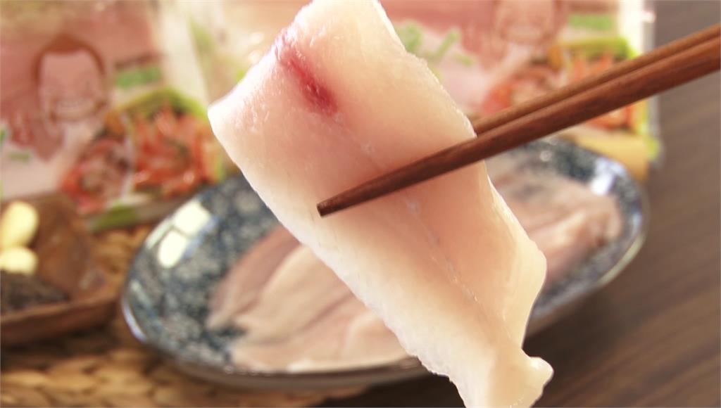 烏俄大戰導致國內出現「鮭魚荒」，有業者改用國產虱目魚製作美味的生魚片料理。圖／台視新聞