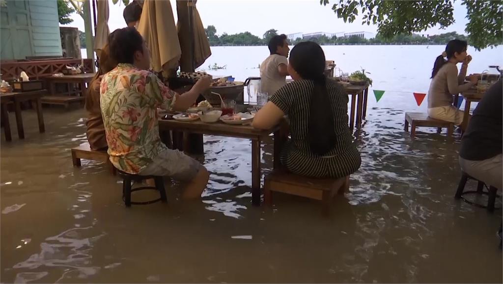 泰國曼谷一家河畔餐廳，因獨特用餐環境意外暴紅。圖／AP Direct