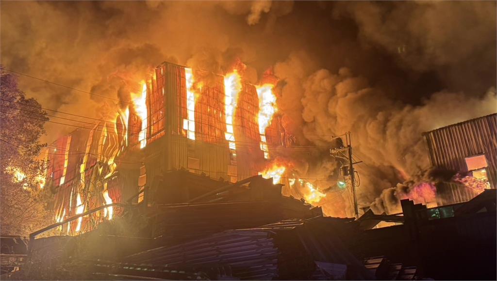 新北五股舊衣工廠晚間大火  2連棟鐵皮工廠全面燃燒