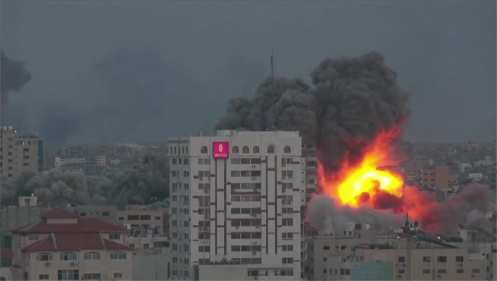 哈瑪斯轟炸以色列大樓展開攻擊。圖／CNN、路透社、美聯社