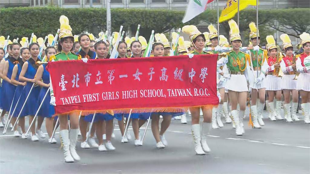 多圖／北一女樂儀旗隊國慶登場！秀高難度拋轉槍、雙...