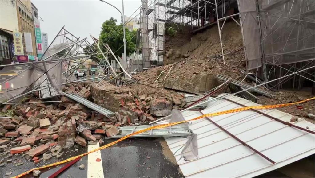 台南東門城工程突倒塌！土石傾瀉占車道　現場急拉封鎖線