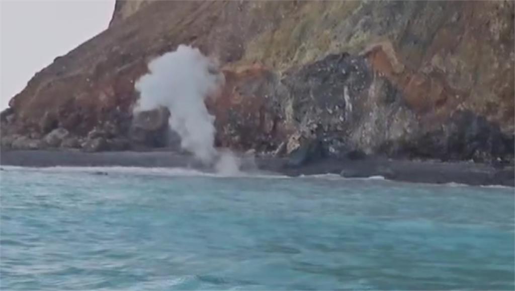 「龜島磺煙」直衝約200公尺高，場面壯觀。圖／台視新聞