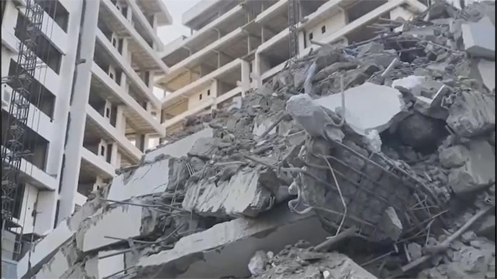 奈及利亞一處豪宅工地倒塌，造成至少4人喪生。圖／翻攝自AP Direct
