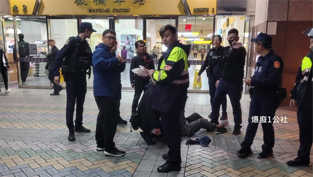 員警在板橋車站追捕通緝犯，遭美工刀攻擊受傷。圖／翻攝自爆廢1公社臉書
