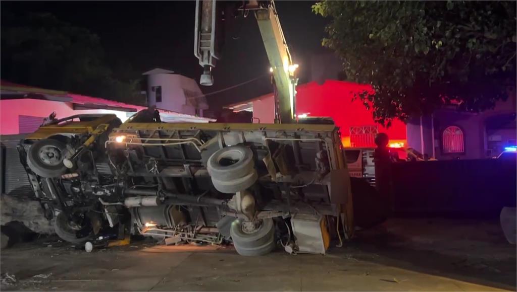 高雄燕巢工地意外 吊掛原木失衡翻車壓死1人