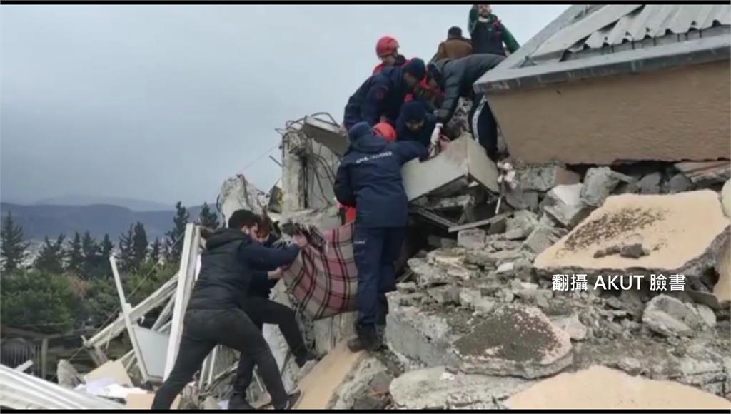 土耳其強震，多棟建築物倒塌。圖／翻攝自FB@AKUT