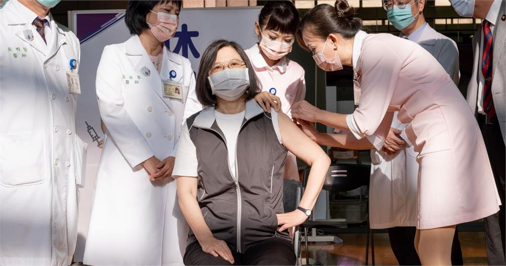 蔡英文表示，接種完高端疫苗後，現在精神很好。圖／翻攝自Facebook@tsaiingwen 