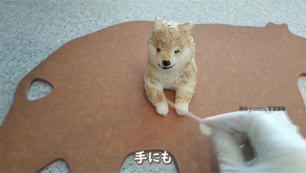 日本一名藝術家做出造成可愛的柴犬飯糰，備受民眾喜愛。圖／翻攝自YouTube@飯糰藝術