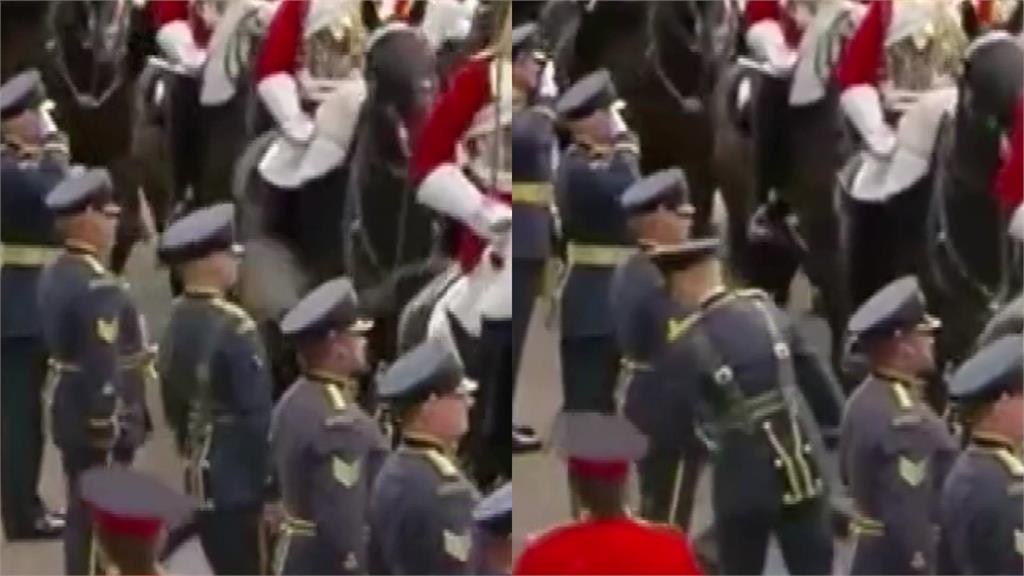 英國女王送葬隊伍，一匹馬的馬尾甩到皇家樂手的臉。圖／美聯社（資料畫面）