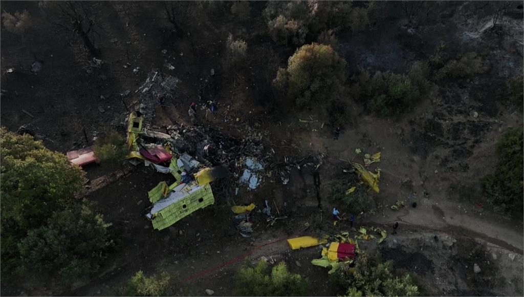 希臘消防飛機執行撲滅森林野火任務，不幸墜毀釀2死。圖／美聯社、路透社