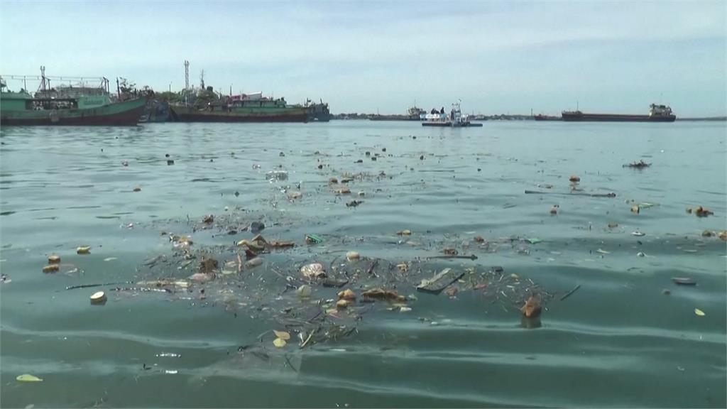 峇里島海上漂流塑膠垃圾。圖／路透社
