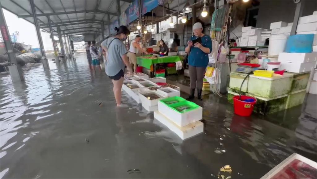 彰化線西塭仔港再度漲潮，導致塭仔港又淹水了。圖／台視新聞