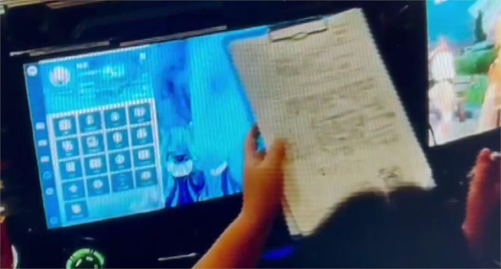 警方到場稽查，發現網咖內的多台電腦螢幕都還亮著。圖／台視新聞