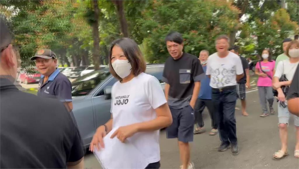 前台西鄉長林芬瑩上午報到入監。圖／台視新聞
