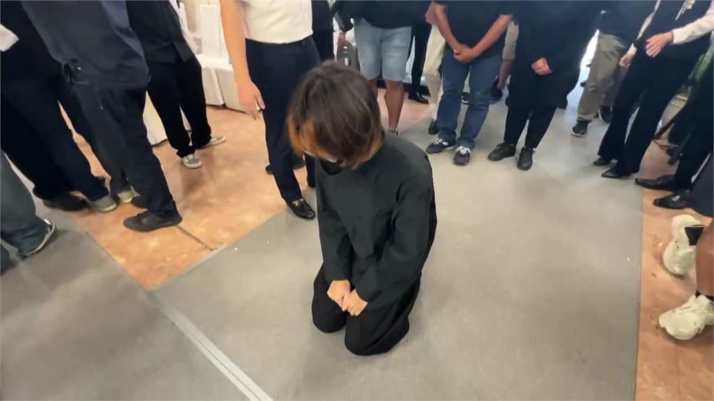 女警鄭詠心告別式 肇事女大生靈前下跪家屬「全程背對」