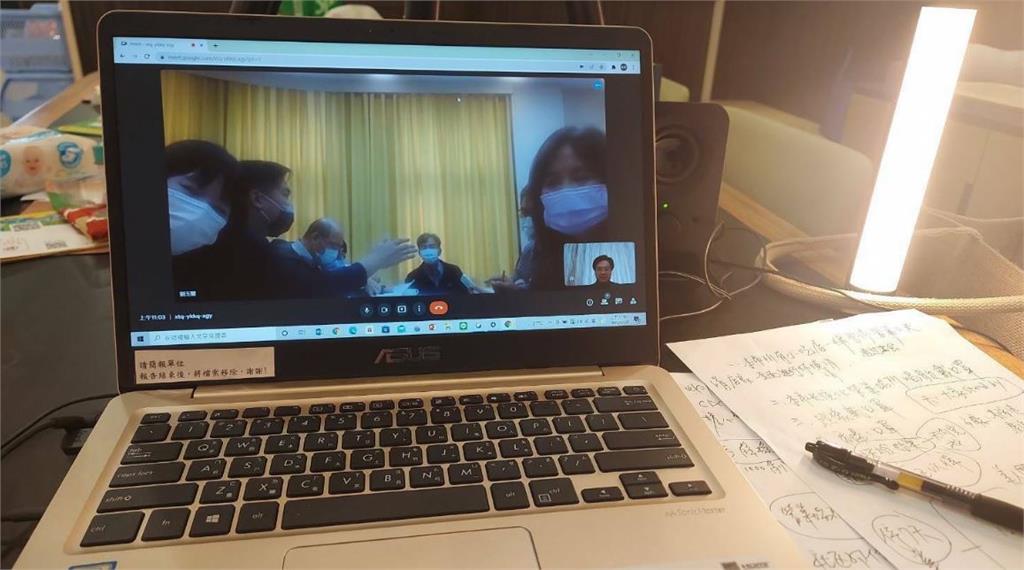 林右昌在家與市府同仁視訊開會。圖／翻攝自Facebook@uchange.keelung