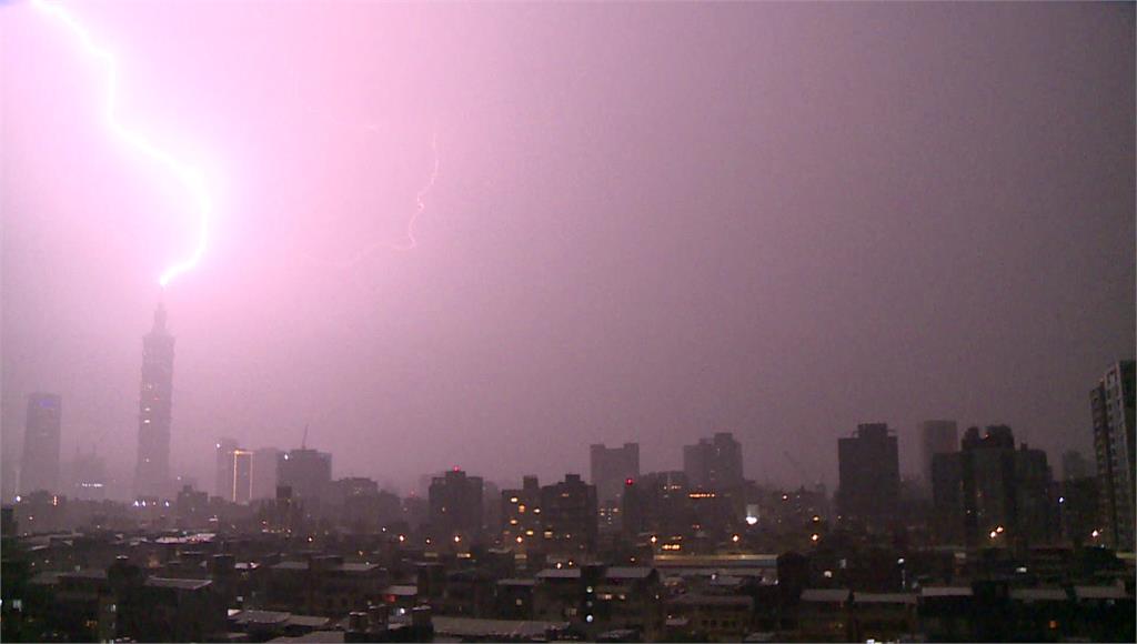 深夜電閃雷鳴！ 台北101被雷擊畫面曝光